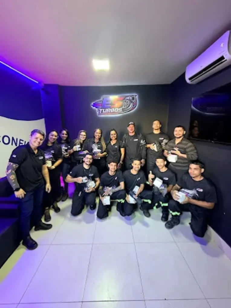 Turbocompressores alinhados na prateleira da oficina